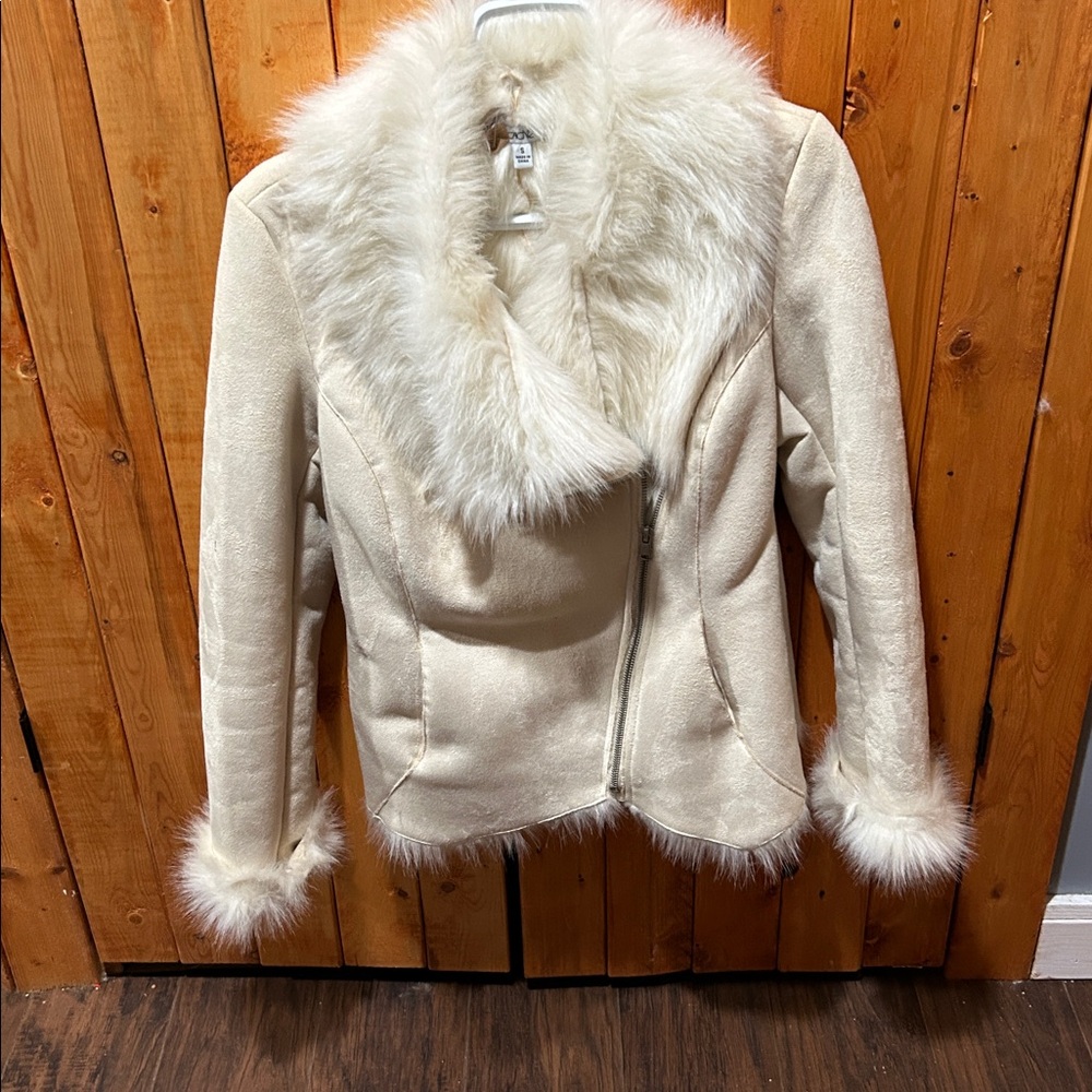 Chic Cream Faux Fur Trim Jacket